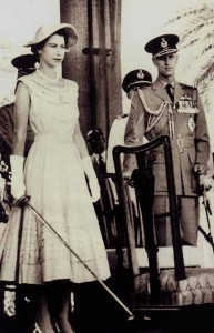 الملكة إليزابيث في عدن عام 1954، تحمل بيدها سيفا لتكريم الفرسان على الطريقة الإنجليزية